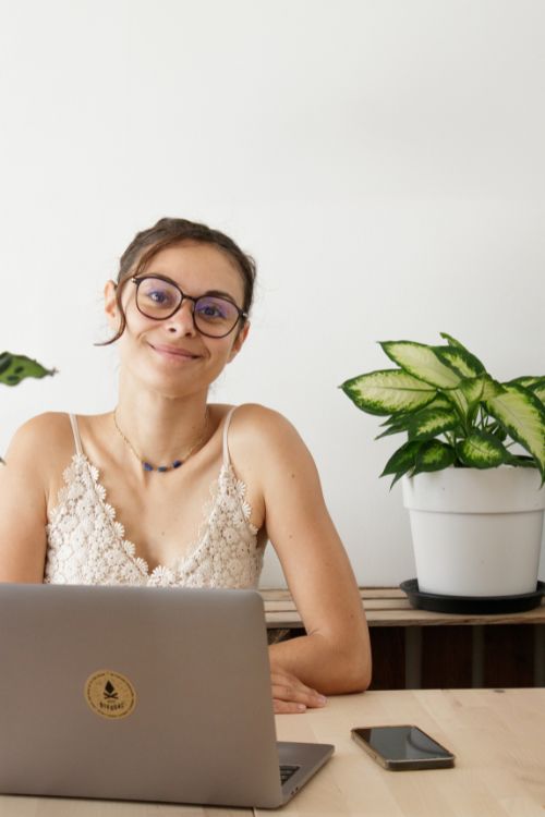 portrait avec ordi et plante Le Studio Regards engagés aide les artisans, créateurs, producteurs et entrepreneurs écoresponsables à développer leur présence sur le web grâce à du contenu photo et rédactionnel authentique et en accord avec leurs valeurs.